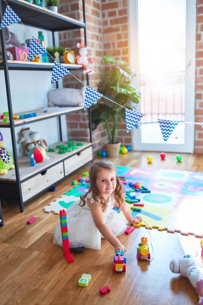 Entzückendes Blondes Kleinkind Spielt Kindergarten Mit Zug Spielzeug Jede Menge — Stockfoto