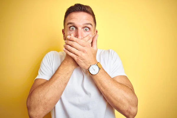 Der Junge Gutaussehende Mann Der Ein Legeres Weißes Shirt Über — Stockfoto