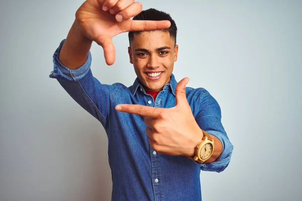 Mladý Brazilský Muž Džínové Košili Stojí Nad Osamělým Bílým Pozadím — Stock fotografie