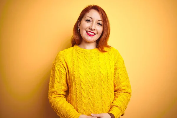 美丽的红头发女人穿着冬季毛衣站在孤立的黄色背景上 双手合十 交叉的手指微笑着放松而快乐 成功与乐观 — 图库照片
