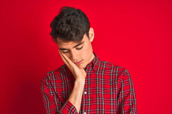 Adolescente Niño Usando Camisa Roja Pie Sobre Fondo Aislado Pensando — Foto de Stock