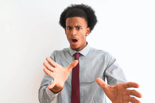 Jonge Afro Amerikaanse Zakenman Draagt Stropdas Geïsoleerde Witte Achtergrond Bang — Stockfoto