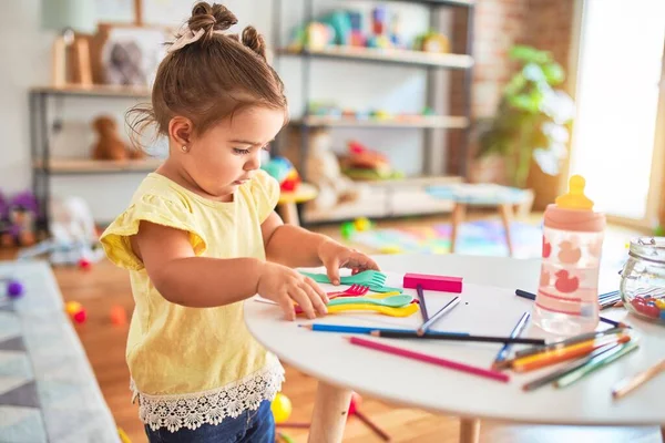 Schönes Kleinkind Spielt Kindergarten Auf Dem Tisch Mit Plastikgemüse Und — Stockfoto