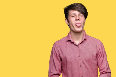 Genç yakışıklı iş adamı dilini izole arka plan üzerinde out komik ifade ile mutlu. Duygu kavramı.