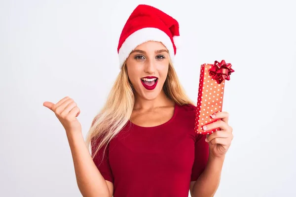 Mulher Bonita Usando Chapéu Natal Santa Segurando Presente Sobre Fundo — Fotografia de Stock