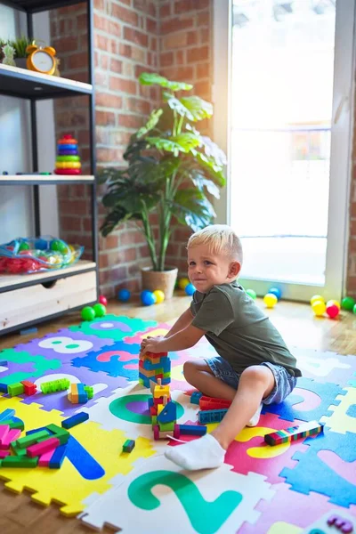 Junge Kaukasische Kinder Spielen Kindergarten Mit Spielzeugklötzen Vorschulkind Freut Sich — Stockfoto