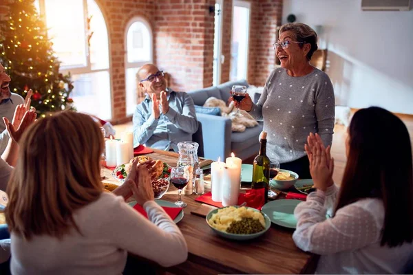 Familia Amigos Cenando Casa Celebrando Víspera Navidad Con Comida Tradicional —  Fotos de Stock