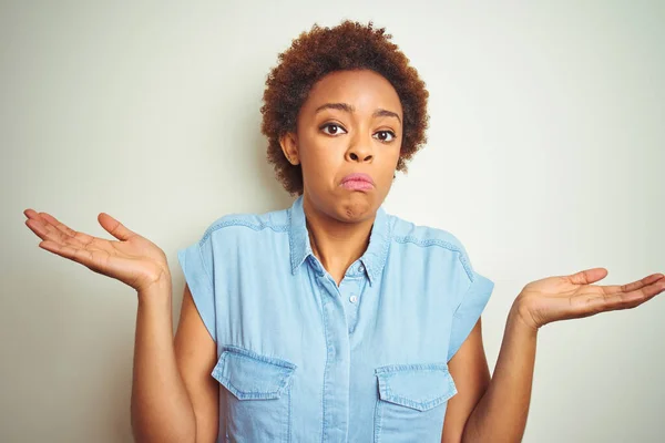 Joven Mujer Afroamericana Hermosa Con Pelo Afro Sobre Fondo Aislado — Foto de Stock