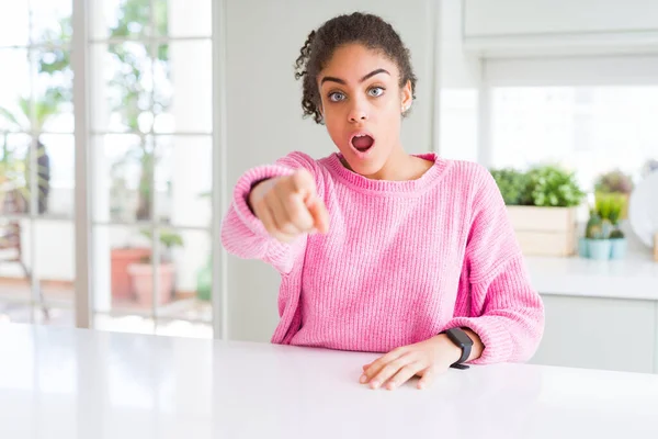 Hermosa Mujer Afroamericana Con Pelo Afro Usando Suéter Rosa Casual — Foto de Stock