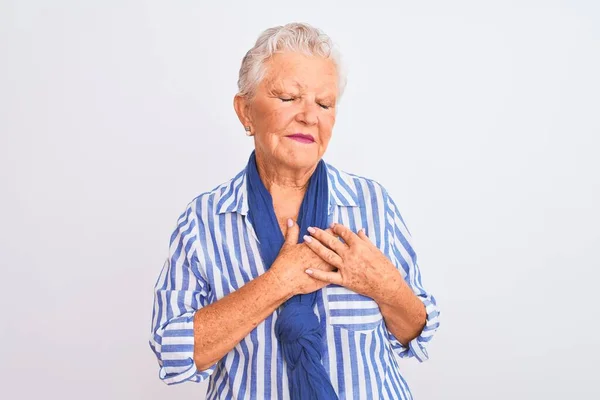 Mulher Cabelos Grisalhos Sênior Vestindo Camisa Listrada Azul Sobre Fundo — Fotografia de Stock