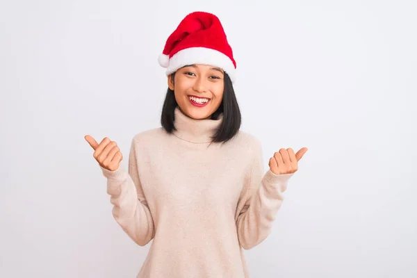 Junge Schöne Chinesin Trägt Weihnachtsmütze Über Isoliertem Weißem Hintergrund Erfolgszeichen — Stockfoto