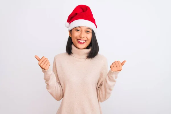 Ung Vacker Kinesisk Kvinna Bär Jul Santa Hatt Över Isolerade — Stockfoto