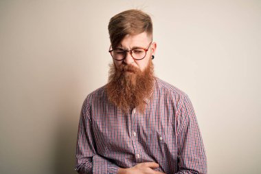 Yakışıklı, kızıl saçlı, sakallı, sakallı bir iş adamı, midesi ağrıyan, hazımsızlık çeken, acı veren bir hastalık yüzünden izole edilmiş bir geçmişi var. Ache kavramı.