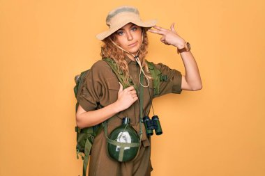 Mavi gözlü genç sarışın kaşif sırt çantası ve su matarası takarak yürüyüş yapıyor. Kendini vuruyor ve öldürüyor. Elini ve parmaklarını silah gibi kullanıyor..