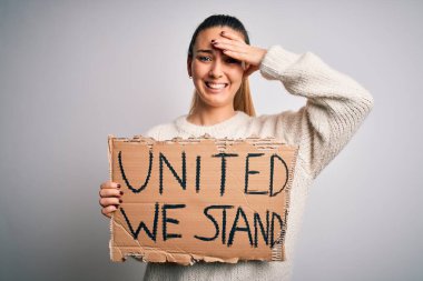 Mavi gözlü, genç, sarışın bir kadın ayakta dikilmek için pankart istiyor. Elleri başının üstünde, utanç ve şaşkınlık dolu, sinirli ve hayal kırıklığına uğramış bir şekilde. Hata için korku ve üzüntü.