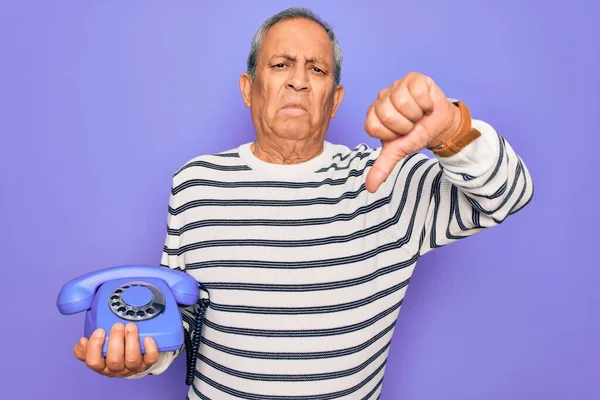 Senior Pohledný Šedovlasý Muž Držící Retro Telefon Přes Fialové Pozadí — Stock fotografie