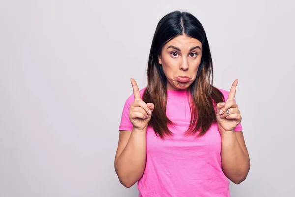 Jovem Bela Mulher Morena Vestindo Camiseta Rosa Casual Sobre Fundo — Fotografia de Stock