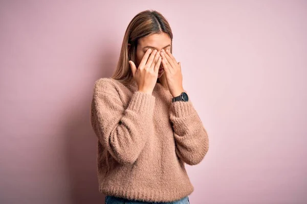 Jovem Mulher Loira Bonita Vestindo Camisola Inverno Sobre Rosa Fundo — Fotografia de Stock