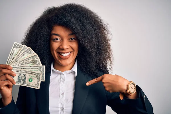 Jovem Mulher Negócios Afro Americana Com Cabelo Afro Segurando Notas — Fotografia de Stock