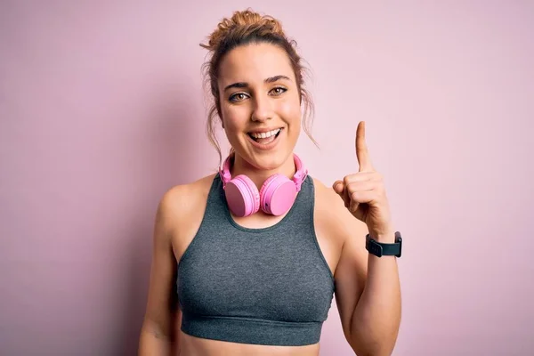 Joven Hermosa Deportista Rubia Que Usa Ropa Deportiva Escuchando Música — Foto de Stock