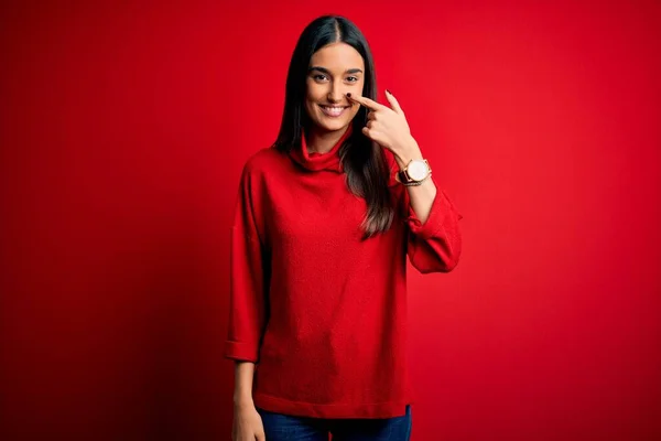 Joven Mujer Morena Hermosa Usando Suéter Casual Sobre Fondo Rojo — Foto de Stock