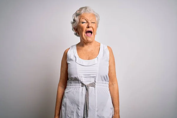 Senior Schöne Grauhaarige Frau Trägt Lässiges Sommerkleid Über Weißem Hintergrund — Stockfoto