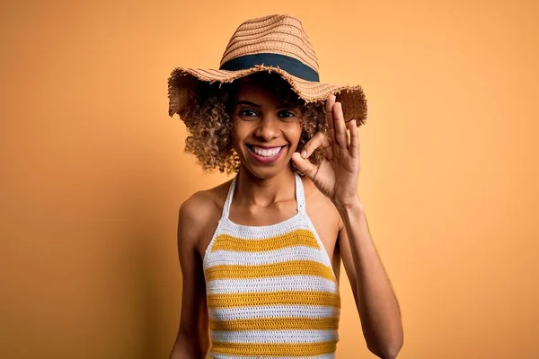 Africká Turistka Kudrnatými Vlasy Dovolené Letním Klobouku Pruhovaným Tričku Pozitivním — Stock fotografie