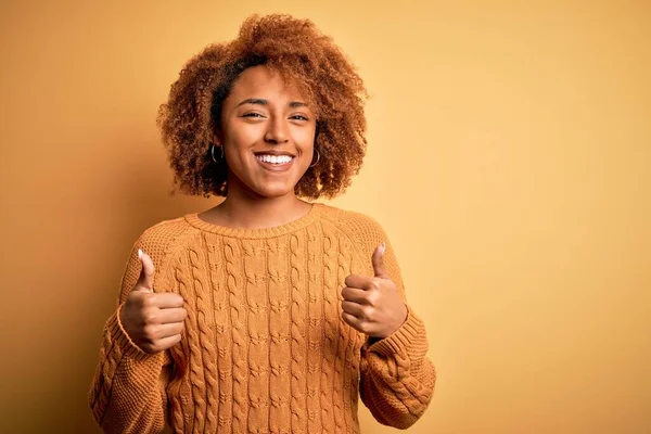 Jonge Mooie Afro Amerikaanse Afro Vrouw Met Krullend Haar Dragen — Stockfoto