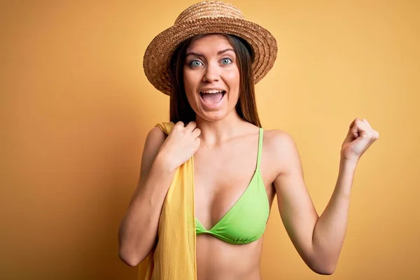 Young Beautiful Woman Blue Eyes Vacation Wearing Bikini Hat Holding — Stock Photo, Image