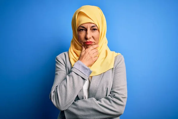 Medioevo Brunetta Donna Affari Indossa Hijab Tradizionale Musulmano Sfondo Blu — Foto Stock