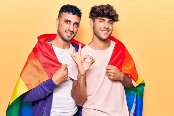 Joven Pareja Gay Con Bandera Lgbtq Arco Iris Haciendo Buen — Foto de Stock