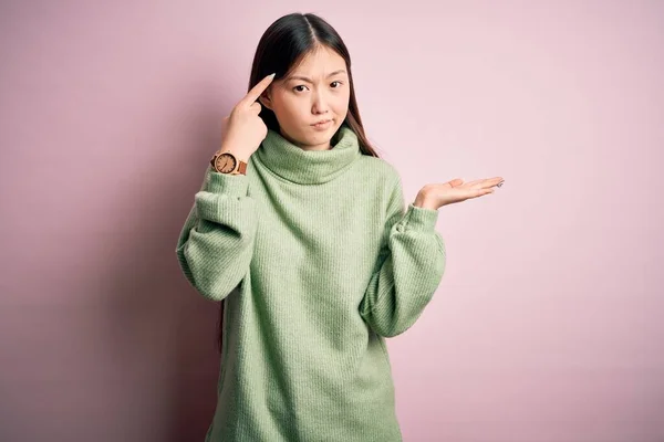 Jovem Bela Mulher Asiática Vestindo Suéter Verde Inverno Sobre Rosa — Fotografia de Stock