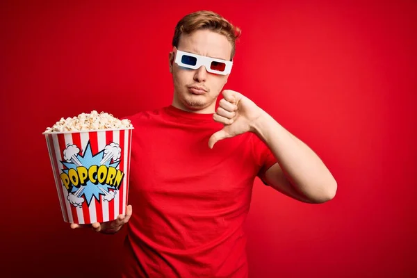 Giovane Uomo Bella Rossa Guardando Bicchieri Mangiare Spuntino Popcorn Sfondo — Foto Stock