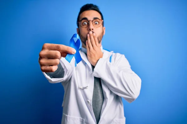 Joven Médico Guapo Con Barba Usando Estetoscopio Sosteniendo Boca Cubierta — Foto de Stock