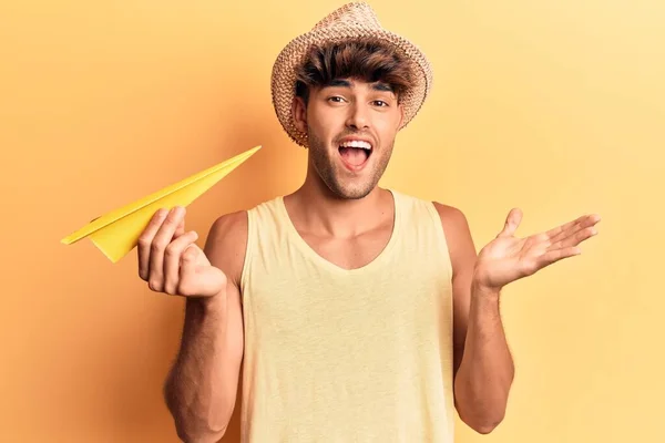 Hombre Hispano Joven Con Sombrero Verano Celebrando Logro Con Sonrisa — Foto de Stock