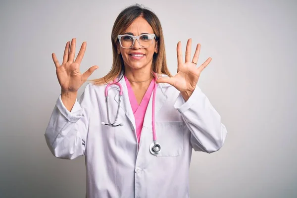 Middelbare Leeftijd Mooie Arts Vrouw Dragen Roze Stethoscoop Geïsoleerde Witte — Stockfoto