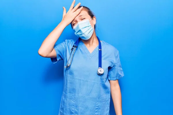 Doktor Üniforması Giyen Tıbbi Maske Takan Genç Sarışın Kadın Bir — Stok fotoğraf