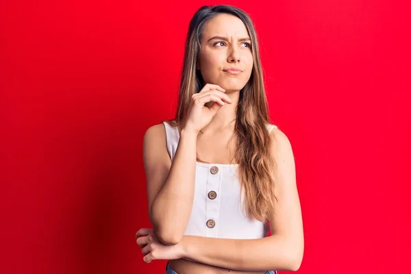 Menina Bonita Nova Vestindo Casual Shirt Sem Mangas Pensando Concentrado — Fotografia de Stock