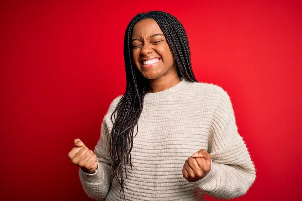 Jeune Femme Afro Américaine Portant Pull Hiver Décontracté Sur Fond — Photo