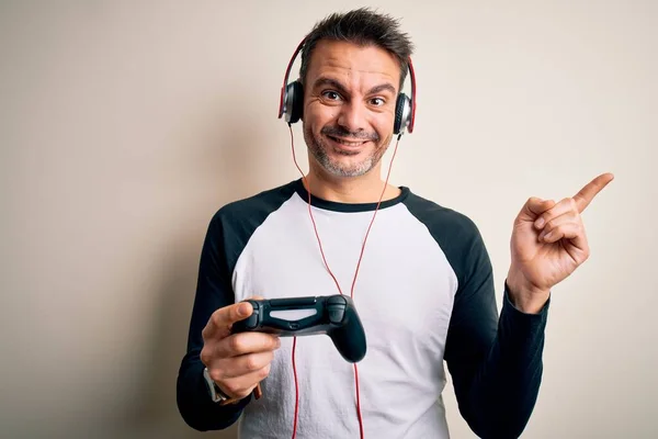 Junger Gutaussehender Gamer Der Videospiel Mit Joystick Und Kopfhörer Spielt — Stockfoto