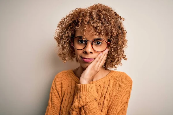 Młoda Afroamerykanka Ubrana Luźny Sweter Okulary Białym Tle Myśląc Wygląda — Zdjęcie stockowe