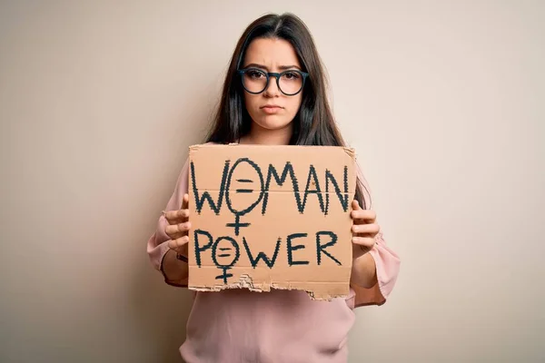 Mujer Morena Joven Sosteniendo Pancarta Protesta Poder Las Mujeres Sobre —  Fotos de Stock