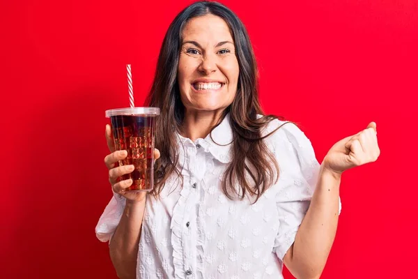 Mulher Morena Bonita Beber Cola Refresco Bebida Usando Palha Sobre — Fotografia de Stock