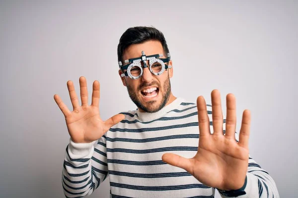 Homem Bonito Jovem Com Barba Vestindo Óculos Optometria Sobre Fundo — Fotografia de Stock