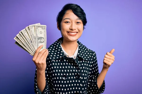 Jovem Bela Menina Asiática Segurando Monte Notas Dólares Sobre Fundo — Fotografia de Stock