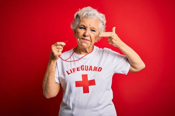 Senior Mooie Grijs Harige Badmeester Vrouw Draagt Shirt Met Rood — Stockfoto