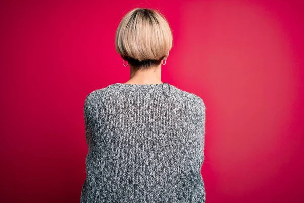 Mujer Rubia Joven Con Pelo Corto Moderno Usando Suéter Casual —  Fotos de Stock