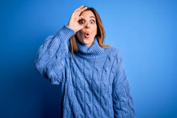 Young Beautiful Brunette Woman Wearing Casual Turtleneck Sweater Blue Background — Stock Photo, Image