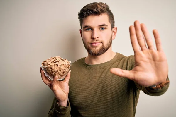 Jovem Loiro Com Barba Olhos Azuis Segurando Tigela Com Flocos — Fotografia de Stock