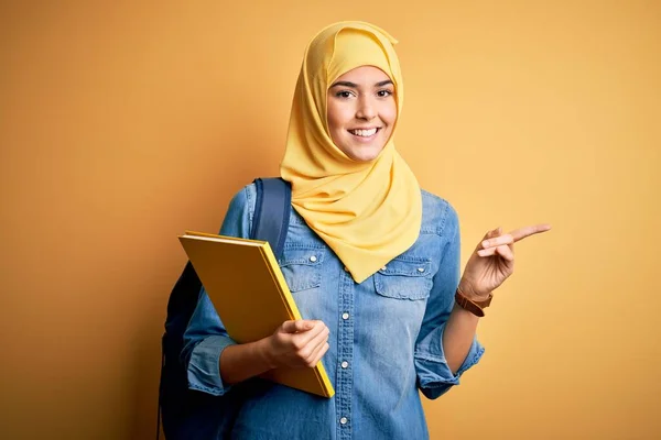 Молода Студентка Мусульманському Хіджабі Рюкзаку Тримає Книгу Жовтому Тлі Дуже — стокове фото